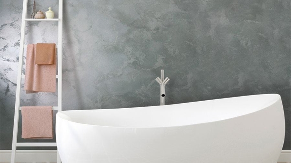 Blå og grå microcement badeværelse