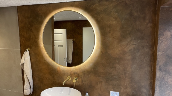 Microcement væg med brunt design i microcement badeværelse