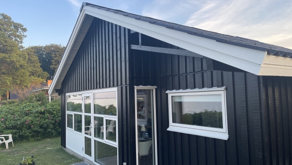 Maling af facade på sommerhus i Odense